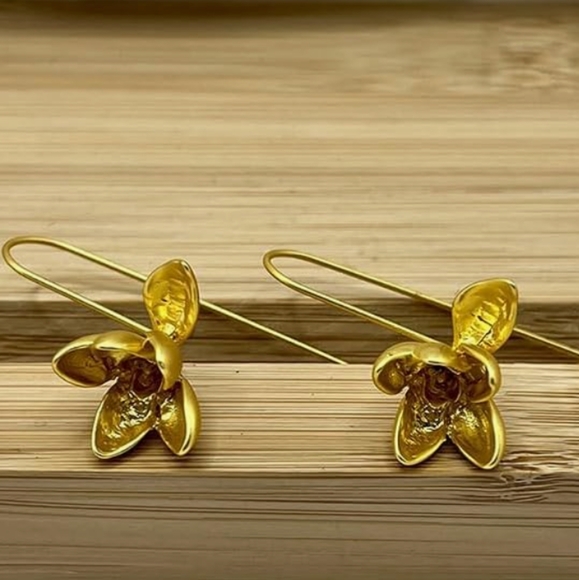 Gold Little Flower w Leaf Earrings 3D Leaves Flowers Modern Botanical Nature New - Picture 3 of 8